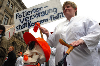 Allerorten wird versucht, öffentliche Kliniken in Privatbesitz z... Allerorten wird versucht, öffentliche Kliniken in Privatbesitz z...