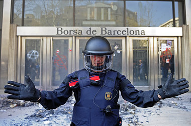 Polizeischutz für Spekulanten – Börse von Barcel... Polizeischutz für Spekulanten – Börse von Barcel...