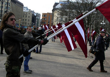 Geschichtsklitterung in Riga 2006: Junge Letten präsentieren Nat... Geschichtsklitterung in Riga 2006: Junge Letten präsentieren Nat...
