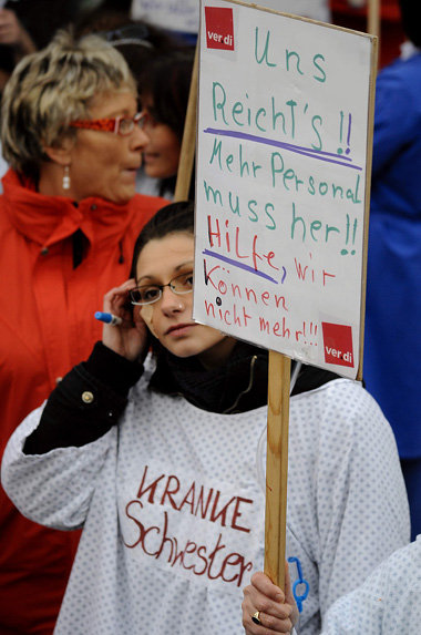 Teilnehmerinnen des bundesweiten Protesttags der Krankenh&auml;u...