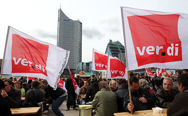 Kundgebung zum Ausstand. Telekom-Angestellte versammeln sich am ...