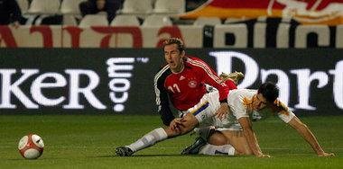 Da guckst du: Miroslav Klose wird von Lambros Lambrou getackelt Da guckst du: Miroslav Klose wird von Lambros Lambrou getackelt