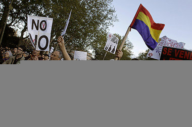 Die Fahne der Republik auf einer Demonstration in Madrid