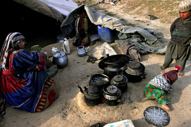 80 Prozent der Frauen in Afghanistan – hier eine Familie in Bagr... 80 Prozent der Frauen in Afghanistan – hier eine Familie in Bagr...