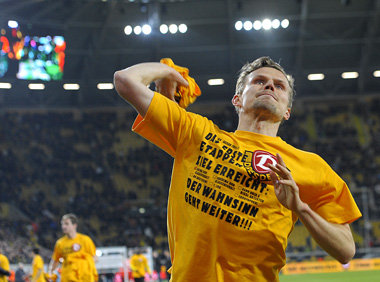 Sebastian Schuppan warf am Montag ein Shirt in die Kurve – er bl...
