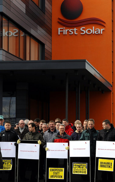 Beschäftigte von First Solar protestierten im Februar in Fr... Beschäftigte von First Solar protestierten im Februar in Fr...