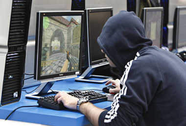 Konsument und Geldgeber: Spielefreak an einem PC-Ego-Shooter Konsument und Geldgeber: Spielefreak an einem PC-Ego-Shooter