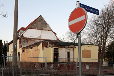 Eine Ruine voller Beweise: Das niedergebrannte Versteck der Terr... Eine Ruine voller Beweise: Das niedergebrannte Versteck der Terr...