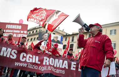 Zahlreiche Demonstranten trotz Regenwetter (Rom, 20.4.2012)