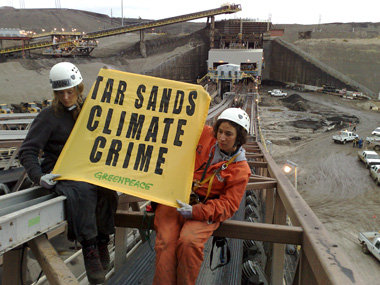 Ganze Landschaften werden umgegraben: Greenpeace-Protest gegen &...