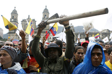 Zehntausende Menschen demonstrierten am Montag in Bogot&aacute; ...