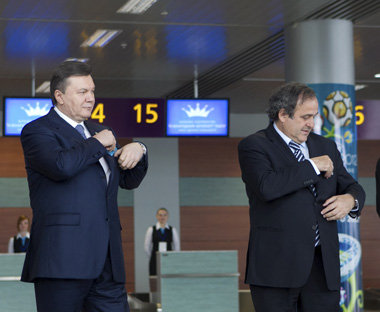 Mal gut was wegstecken: Janukowitsch (l.) und Platini