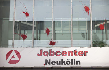 Unkonventioneller Protest mit roten Farbbeuteln vor rund einem J...