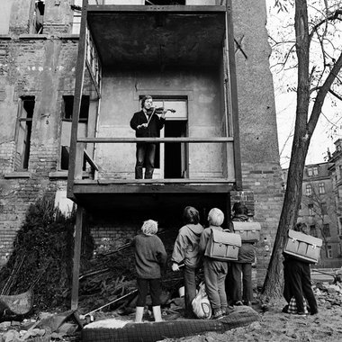 Musikstudent auf dem Balkon eines Abrißhauses: Grassistraße, 197...