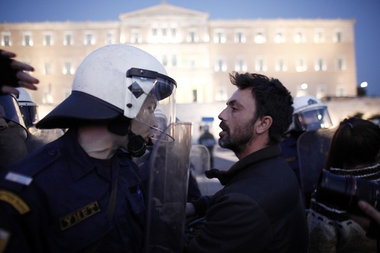 Sondereinheiten der griechischen Polizei und Demonstranten vor d...
