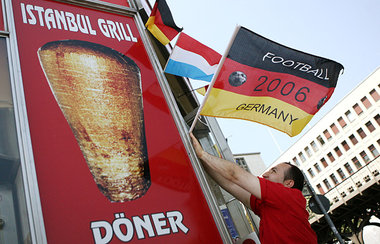 WM-Sommer 2006: Deutschland im nationalen Fu&szlig;balltaumel. K...