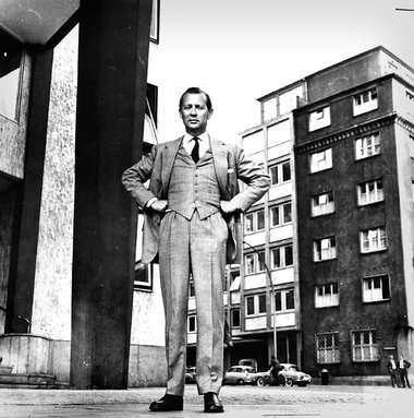 Der Messias vor seinem Hamburger Verlagshaus 1956 – er ist als M...