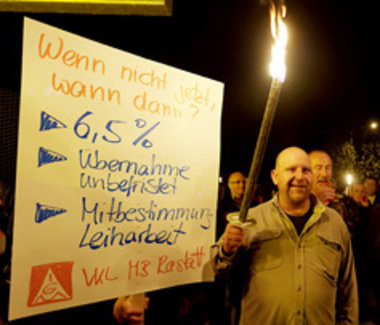 Mercedes-Benz-Beschäftigte bei einer nächtlichen IG-Metall-Kundg...