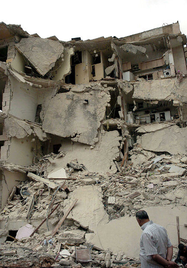 Am Montag im nordsyrischen Idlib: Nach der Explosion zweier Auto...