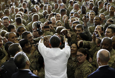US-Pr&auml;sident Obama sch&uuml;ttelt Soldatenh&auml;nde in Bag...