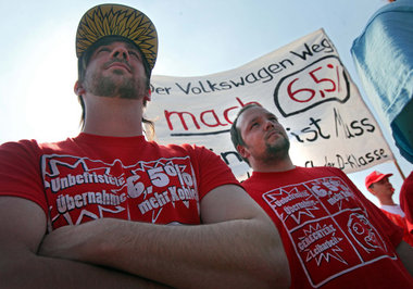 2500 Streikende allein in Zwickau: VW-Mitarbeiter vor Werksgel&a...