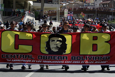 Maidemonstration in La Paz. Boliviens Gewerkschaftsbund COB unte...