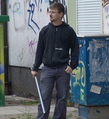 Im Juni 2007 posierte David Petereit mit Knüppel vor einem recht... Im Juni 2007 posierte David Petereit mit Knüppel vor einem recht...
