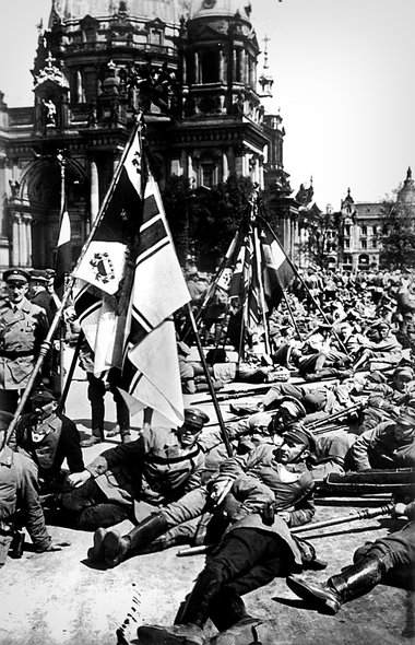 Feinde der Republik: Heerlager des Stahlhelms auf dem Platz vor ...