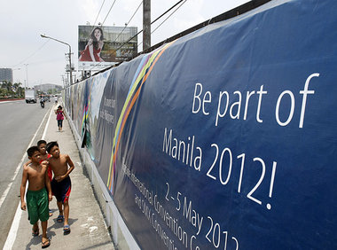 Aliens gelandet? Plakat in Manila, das zur Teilnahme an der Jahr...