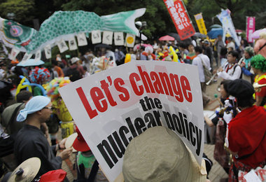 Japan ohne Atomstrom: Demonstranten begrüßen während einer Prote...
