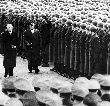 Remilitarisierung gegen den Willen der Bevölkerung: Kanzler Aden...