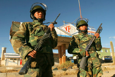 Bolivianische Soldaten vor einer verstaatlichten Anlage
