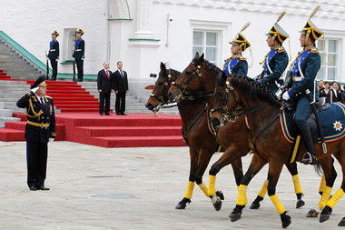 Abschied und Neubeginn: Wladimir Putin und Vorgänger Dmitri Medw... Abschied und Neubeginn: Wladimir Putin und Vorgänger Dmitri Medw...