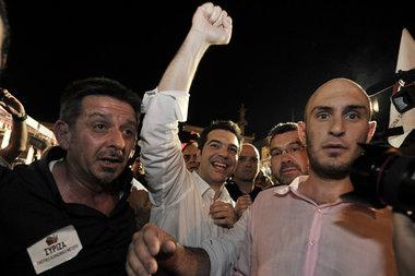 Alexis Tsipras (Mitte) am Sonntag bei einer Wahlfeier seines Bün...