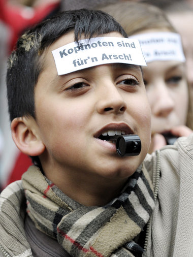 Schülerproteste, hier 2008 in Düsseldorf, führten... Schülerproteste, hier 2008 in Düsseldorf, führten...