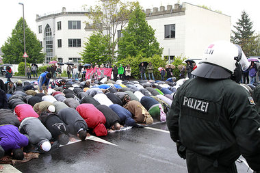 Teil des Protests gegen »Pro NRW« am 5. Mai in Bonn:... Teil des Protests gegen »Pro NRW« am 5. Mai in Bonn:...
