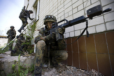 Soldaten der Panzerlehrbrigade 9 aus Munster auf dem Gefechts&uu... Soldaten der Panzerlehrbrigade 9 aus Munster auf dem Gefechts&uu...