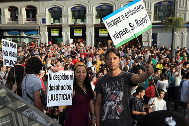 Empörte in Madrid: »Ohne Brot kein Frieden«, »Gegen Entlassungen... Empörte in Madrid: »Ohne Brot kein Frieden«, »Gegen Entlassungen...