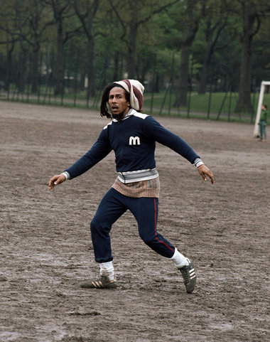 Get up, stand up, her mit dem Ball! Get up, stand up, her mit dem Ball!