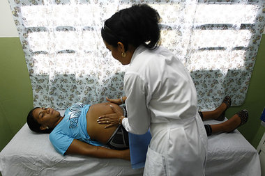 Medizinische Betreuung auch in den Armenvierteln: Kubanische &Au...