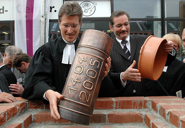 Wolfgang Huber und Ministerpräsident Platzeck bei der Grund... Wolfgang Huber und Ministerpräsident Platzeck bei der Grund...
