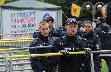 Wenn es gegen Banken geht, versteht die Polizei keinen Spaß... Wenn es gegen Banken geht, versteht die Polizei keinen Spaß...