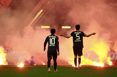 In Rauch aufgehen: Raffael und Andre Mijatovic vor der Hertha-Ku...