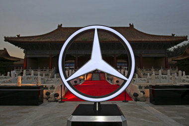 Mercedes wirbt vor Kulisse der verbotenen Stadt für seine Nobelk...