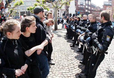 Blockupy-Aktivisten vor Polizeikette am Donnerstag in Frankfurt ...