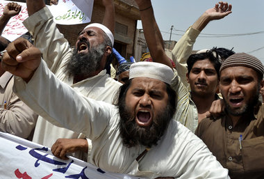 Protestdemonstration gegen die Wiedereröffnung pakistanisch... Protestdemonstration gegen die Wiedereröffnung pakistanisch...