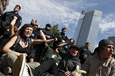 Demonstranten am Bankenviertel von Frankfurt am Main, im Hinterg... Demonstranten am Bankenviertel von Frankfurt am Main, im Hinterg...