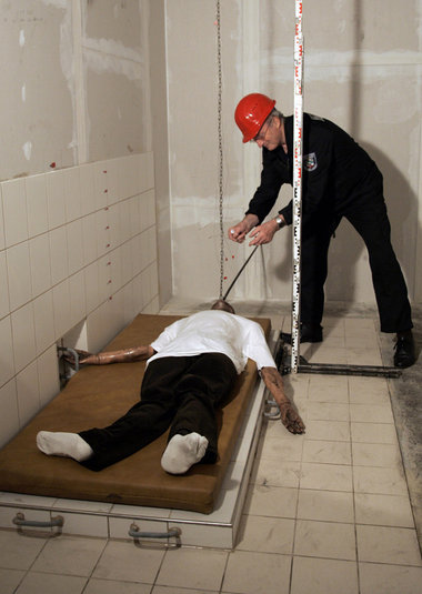 Brandsachverst&auml;ndiger mit Puppe (2008) im mittlerweile abge...