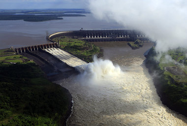 Auch Staudammanlagen wie das hier abgebildete Itaipu-Wasserkraft...
