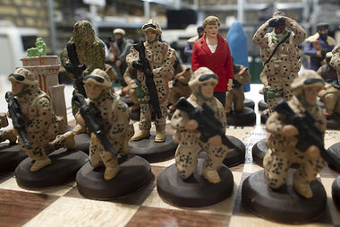 Ein Bundeswehr-Schachspiel mit der Kanzlerin als Dame wird in ei...